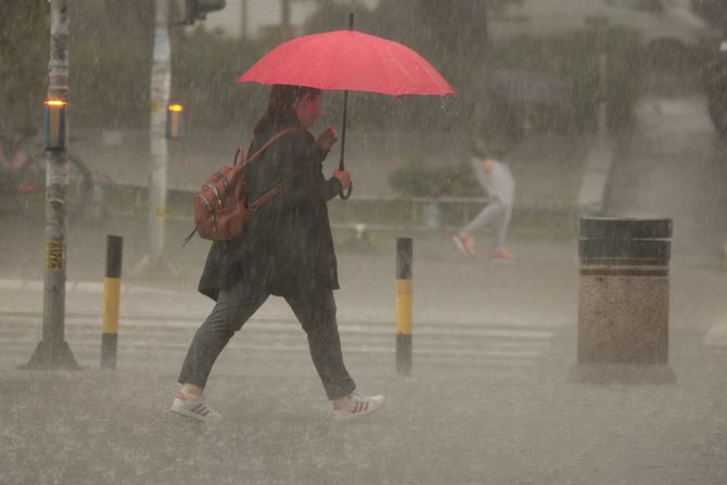 Snažno nevrijeme pogodilo Srbiju; Vjetar nosio sve pred sobom, objavljen snimak haosa VIDEO