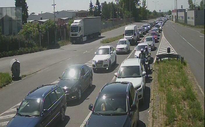 Na graničnim prelazima Gradiška i Gradina duge kolone vozila