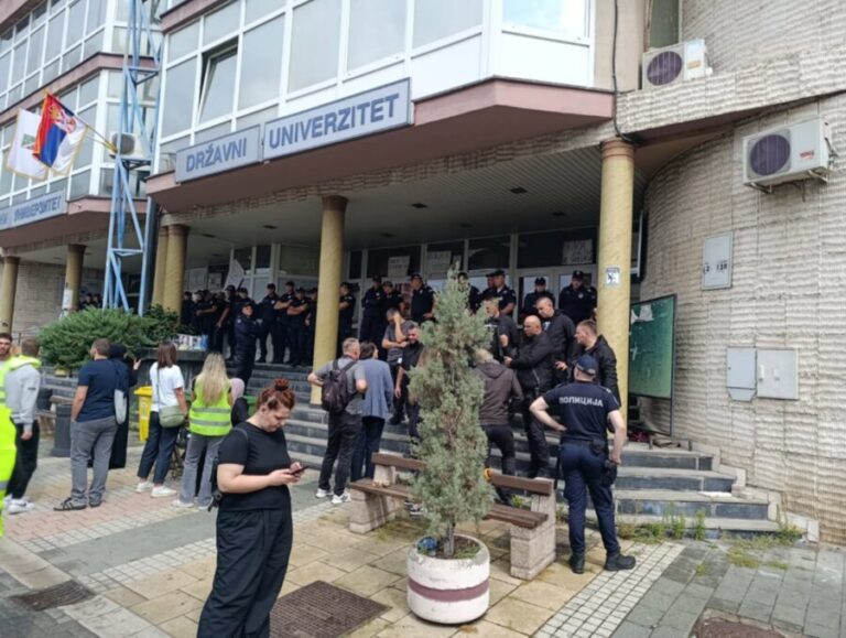 Napeto ispred Državnog univerziteta u Novom Pazaru: Pristiže policija iz Raške, studenti traže podršku građana