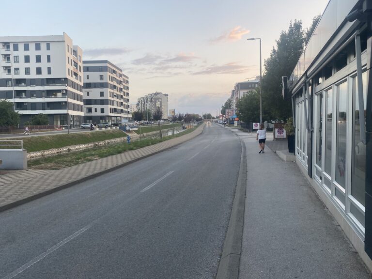 Trkalište kroz centar Bijeljine: Ulicom Dušana Baranina vozi se i preko 100 km/h!