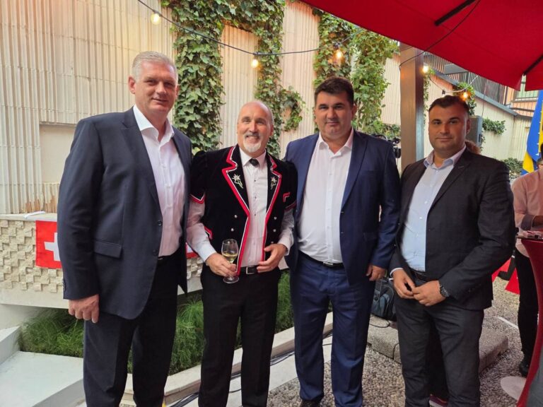 Načelnik Savić sa saradnicima na prijemu u Švajcarskoj ambasadi