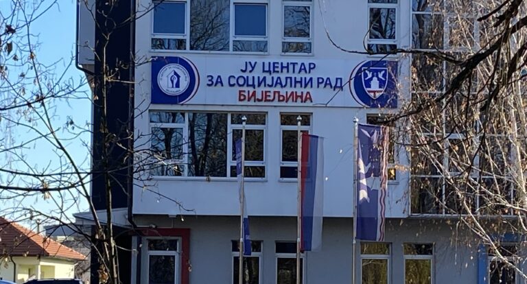 Radnici JU Centar za socijalni rad Bijeljina: Gradonačelniče, zašto nam kasni plata, topli obrok, regres…?