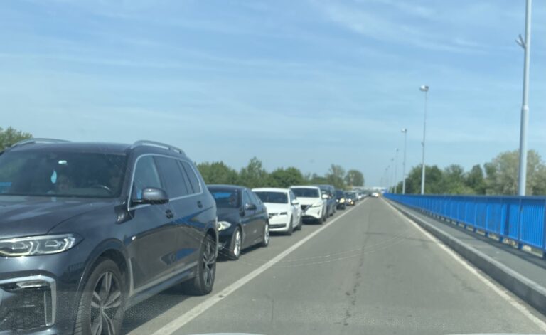 Udes na ulazu u Novi Grad, vozači stoje u koloni