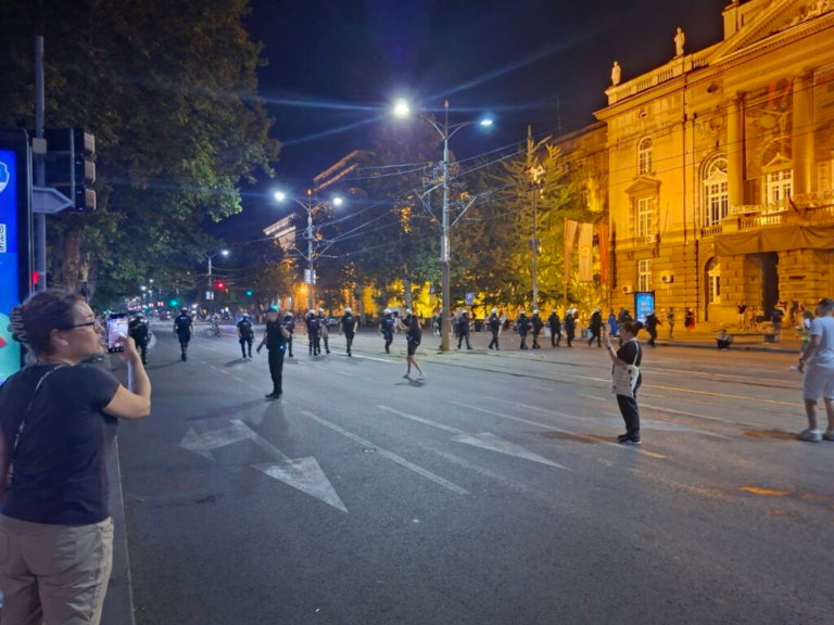 Serija hapšenja u Srbiji: Ispred Pravnog fakulteta u Beogradu privedeni maloljetni gimnazijalci