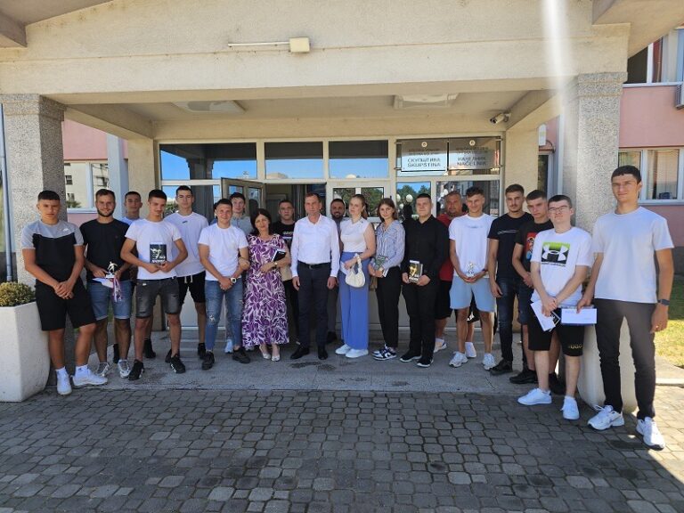 Nagrade najboljim srednjoškolcima od opštine Ugljevik: Znanjem grade sebe i svoj Ugljevik