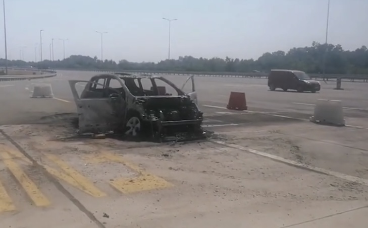 Dramatične scene: Fotografije spaljenog automobila kod naplatne rampe Obrenovac