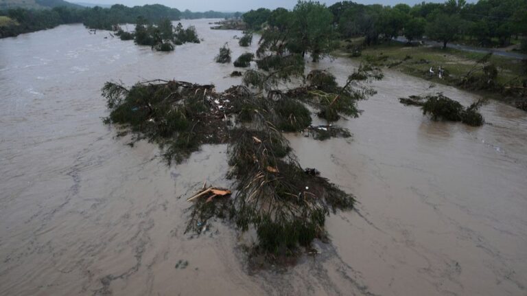 Katastrofa u Teksasu: Poplave odnijele kamp; Nestalo dvadesetero dece; Poginulo na desetine FOTO/VIDEO