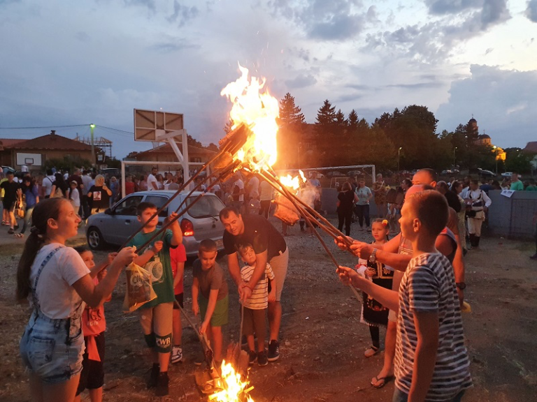 „Petrovdansko veče“ u porti ugljevičkog hrama: Nagrade za najljepše lile