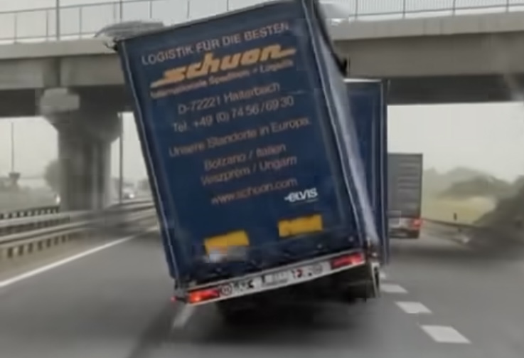 Olujni vjetar oborio teretni kamion: Prikolica se neko vrijeme ljuljala..  FOTO