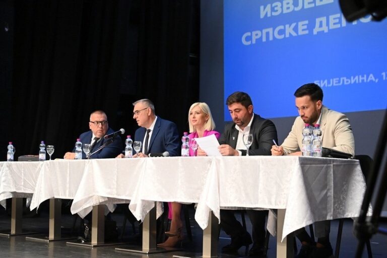 Počela Izvještajna Skupština SDS-a u Bijeljini, tenzije na vrhuncu, šta će delegati odlučiti? (FOTO)
