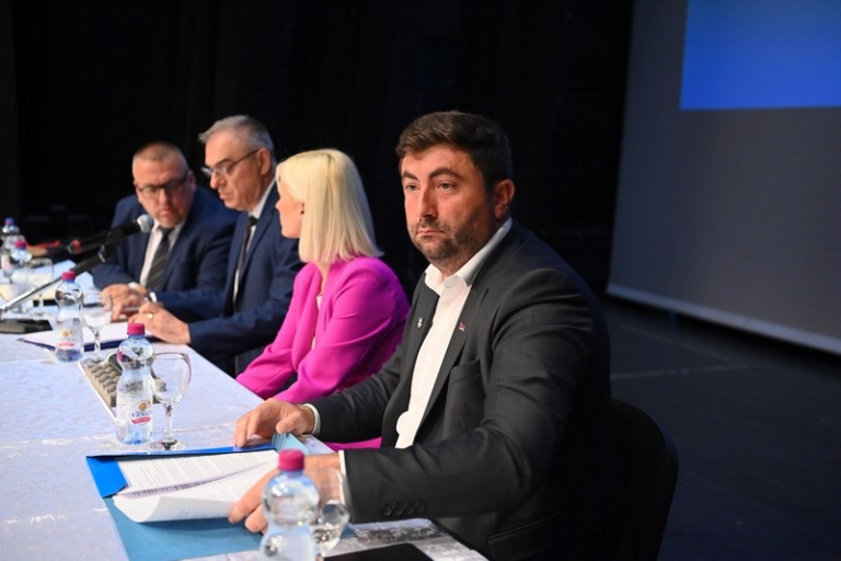 Žestoka neslaganja među delegatima SDS-a u Bijeljini: Sve je „zakuvao“ Ljubiša Petrović…