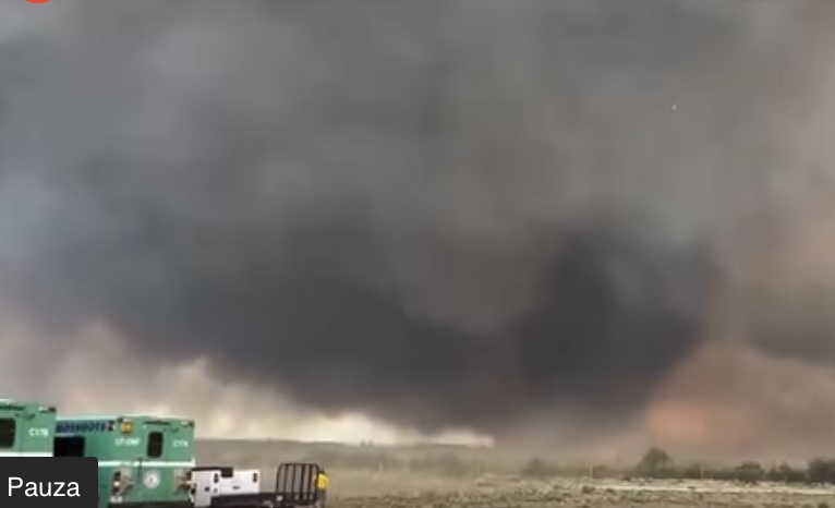 Zabilježen rijedak fenomen: Vatreni tornado jurca i „guta“ sve pred sobom VIDEO