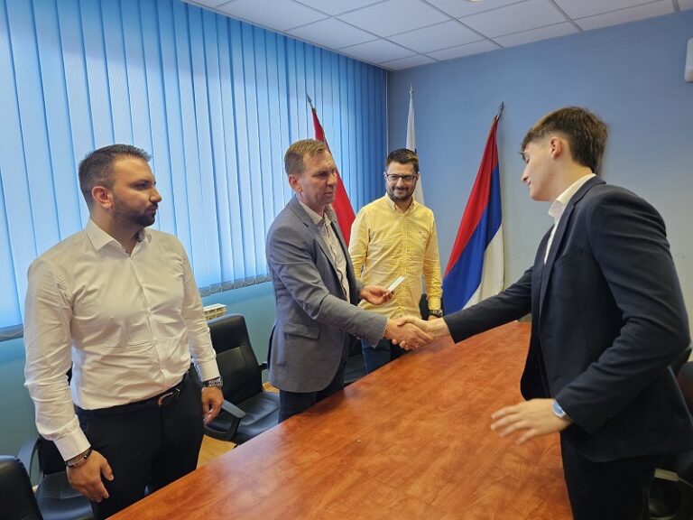 Načelnik Gajić darivao genijalnog Njegoša Obradovića: Znanjem proslavlja ime Ugljevika i Srpske