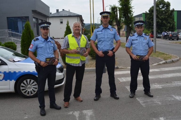 Lopare: Kampanja „Lako je brzinu smanjiti “ – vozačima dijeljen promotivni materijal