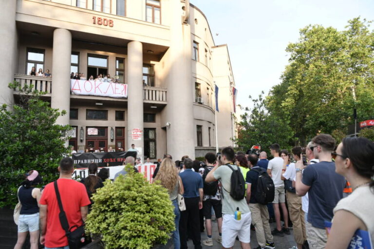 „Majstore, gdje ti je pokret? Gdje ti je knjiga?“: Studenti Pravnog prozvali Vučića