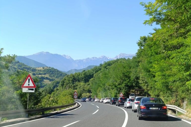 Kilometarske gužve na putu prema Mostaru zbog dva semafora