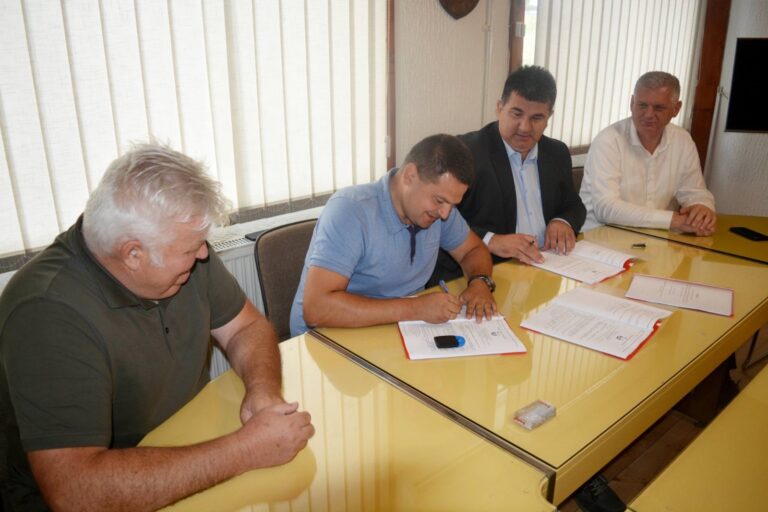 Lopare: Potpisan ugovor za izvođenje radova na rekonstrukciji vodovoda, izvođač „Bijeljina put“