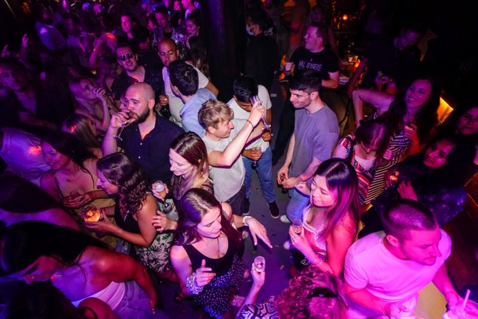 Skandal na Zakintosu! Turistkinje se takmičile u oralnom se*su u noćnom klubu, pokrenuta hitna istraga