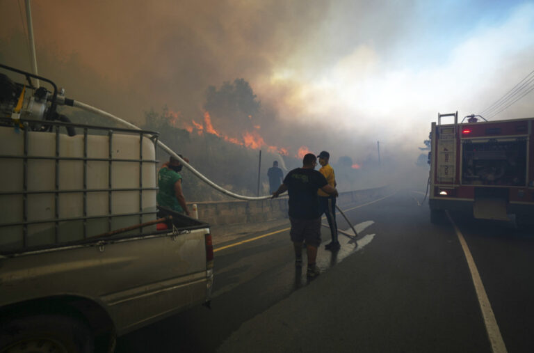 Vatra guta Andaluziju: Evakuisano stanovništvo i turisti FOTO/VIDEO