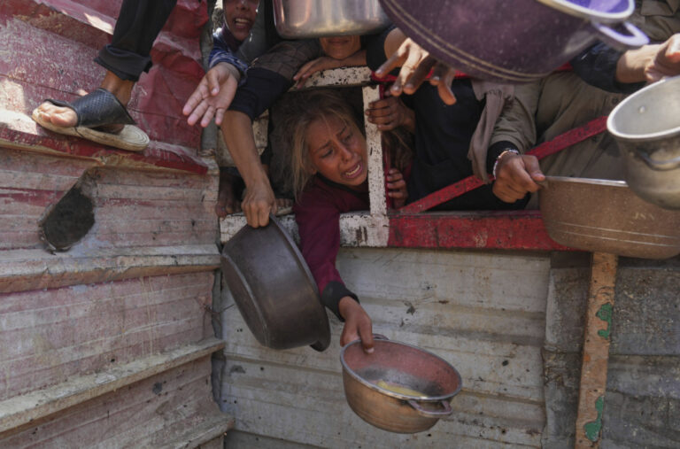 Strašne tvrdnje: Izraelci napadaju kamione koji prevoze pomoć; Ima povređenih