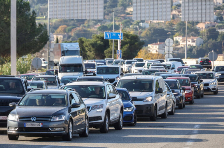U Francuskoj kolona vozila 1.050 kilometara: Ljudi zarobljeni FOTO