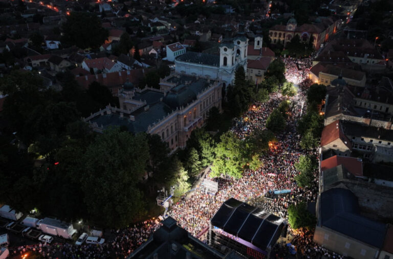 Više od 30.000 ljudi na kiši u Sremskim Karlovcima FOTO