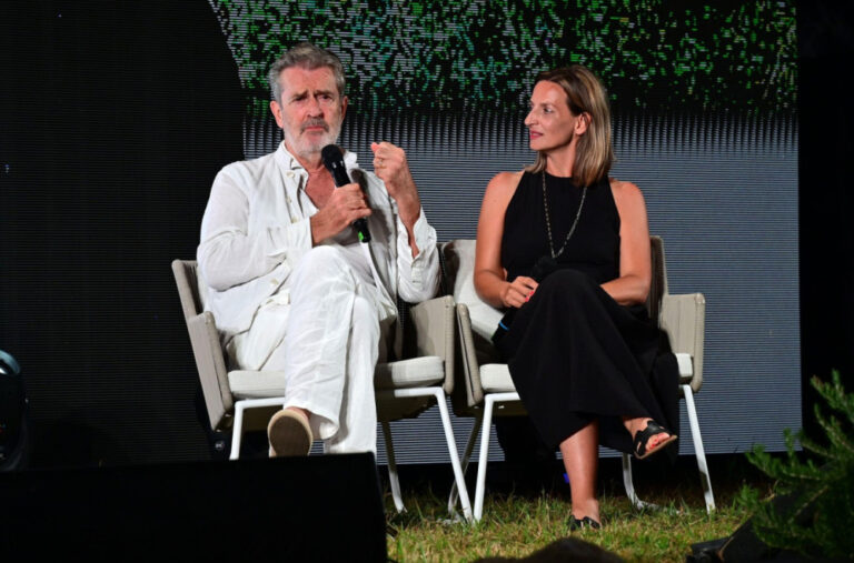 Rupert Everet bez objašnjenja izbačen iz serije „Emili u Parizu“: „Za mene je to bila tragedija“