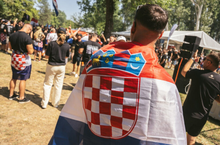 Tompsonov koncert i veličanje „Oluje“: Hiljade ljudi u crnom preplavilo Sinj, odzvanja „Za Dom spremni“