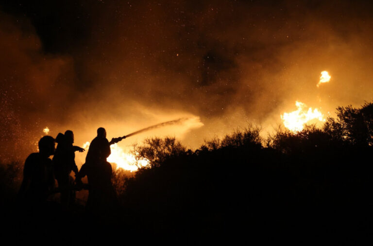 Apokaliptične scene u Grčkoj: Požar guta sve pred sobom; Vatra ide ka moru, ljudi panično bježe FOTO/VIDEO