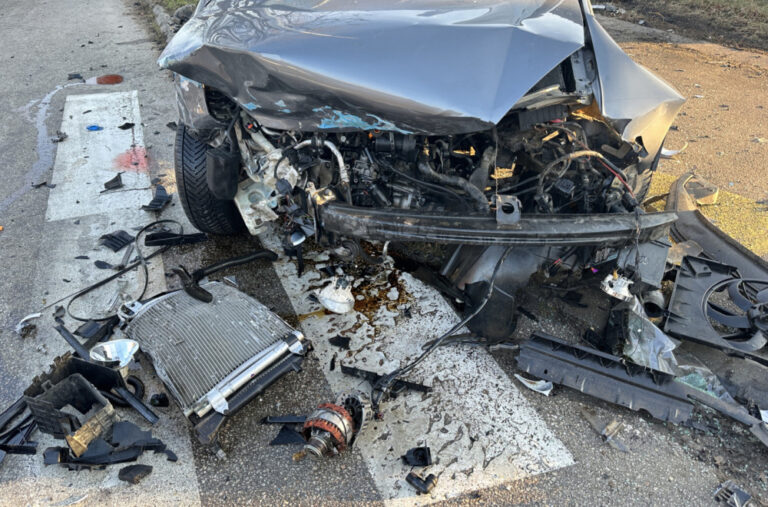 Težak udes kod graničnog prelaza: „Prizor je bio užasan, automobil podletio pod autobus“