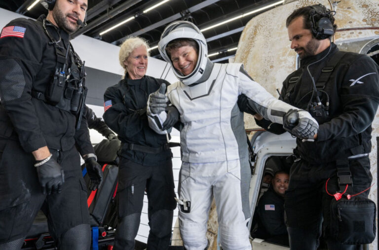 Hitna misija završena: Astronauti se vratili na Zemlju posle pet meseci FOTO