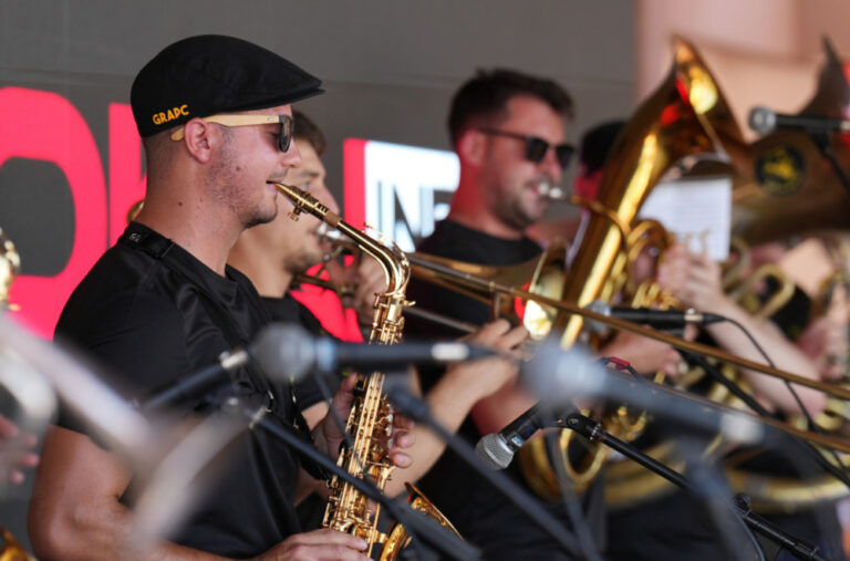 Mladi Slovenci napravili šou u Guči: „Obožavamo Srbiju“