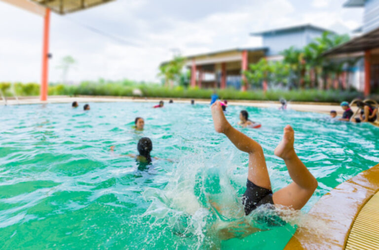 Jeziva tragedija u Švajcarskoj: Dečak skočio na gradskom bazenu i ubio muškarca