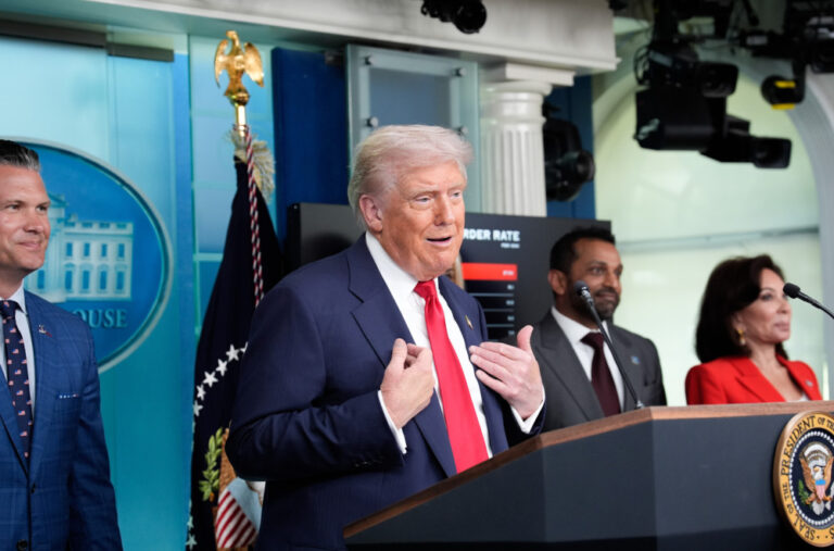 Predstavljen novi portret Donalda Trampa; ljude šokirao jedan detalj: „Ma šta je ovo?“ FOTO