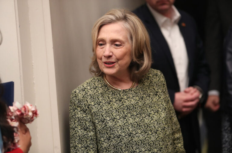 Salto mortale: Hilari Klinton pohvalila Trampa