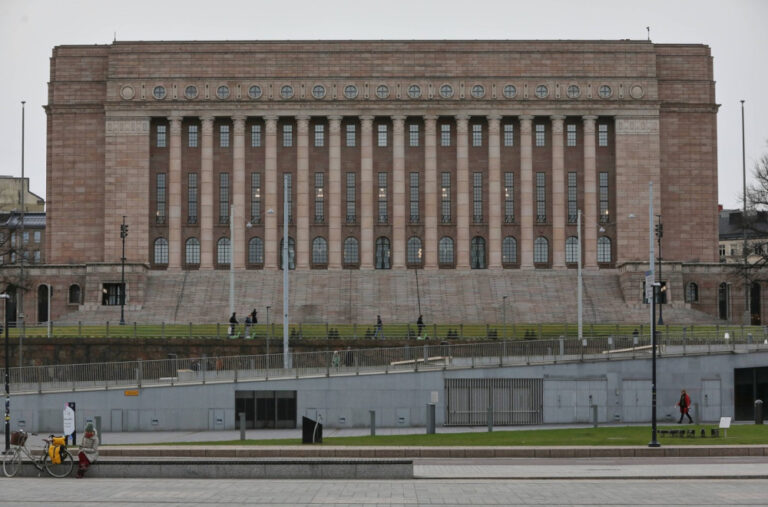 Poslanik u Finskoj izvršio samoubistvo u parlamentu?! FOTO