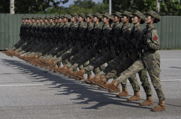 Tenkovi su na ulicama, hiljade vojnika spremno za marš FOTO/VIDEO