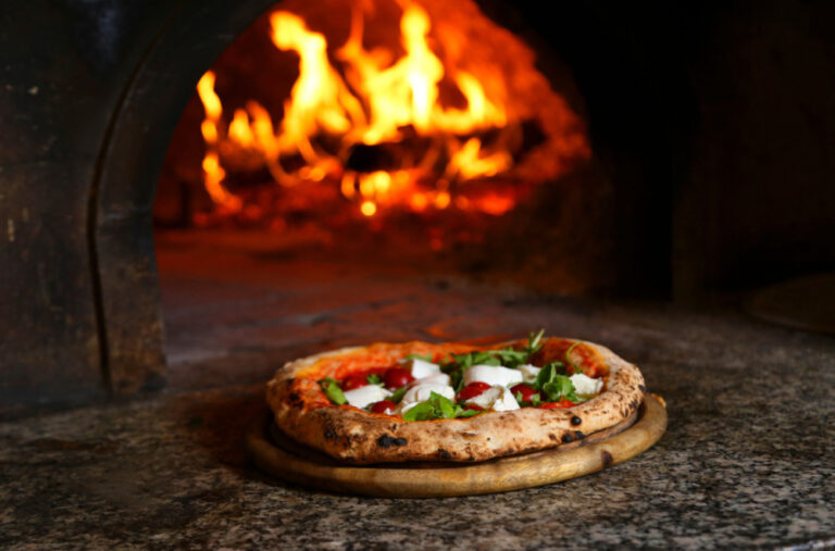 Vlasnik picerije žestoko odgovara na svaku kritiku mušterija: „Jedite splačine u pekari“