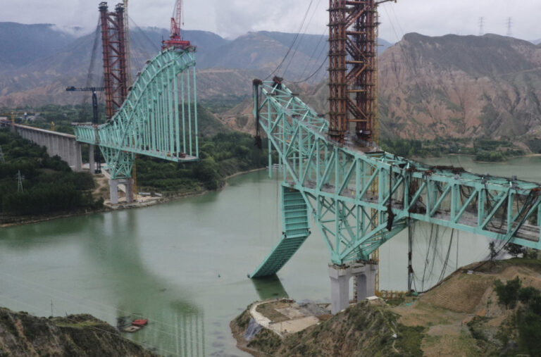 Pao most: Najmanje 12 mrtvih FOTO