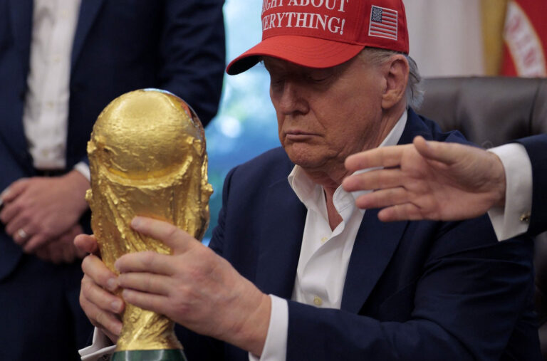 Javnost ponovo zabrinuta zbog Trampa: Viđen sa neobičnim flekama na rukama VIDEO