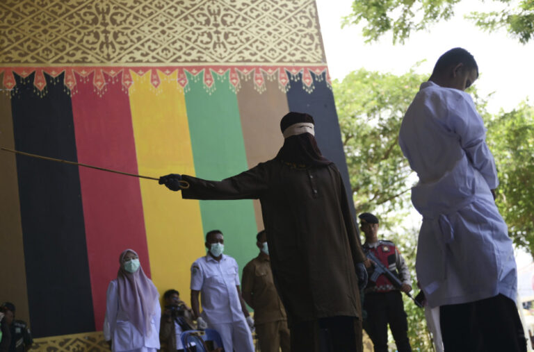Dvojica muškaraca javno bičevana nakon što su uhvaćeni u prisnom zagrljaju FOTO