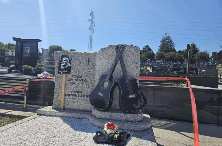 Ukrstite dvije gitare, nek to bude spomenik: Ispunjena poslednja želja čuvenog Bore Čorbe FOTO