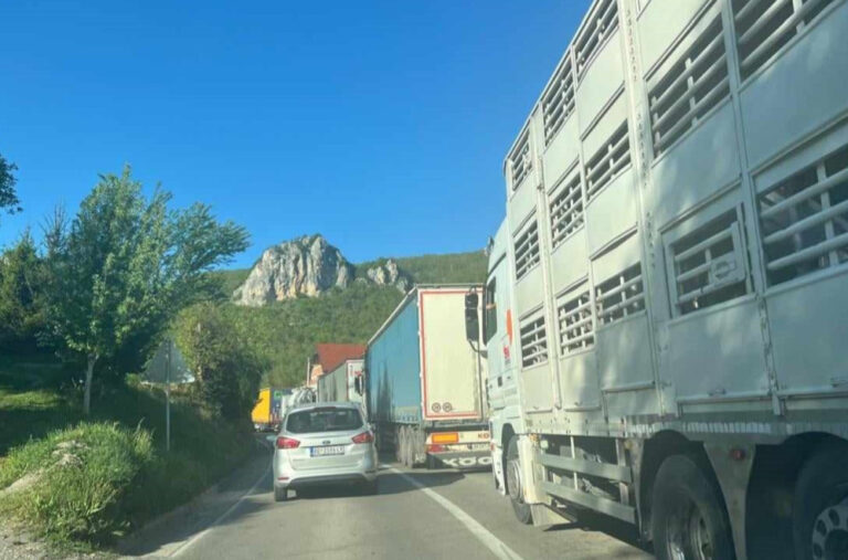 Drama na granici; Poljski vozač kamiona udario u dva automobila i pobjegao, dvije osobe povrijeđene