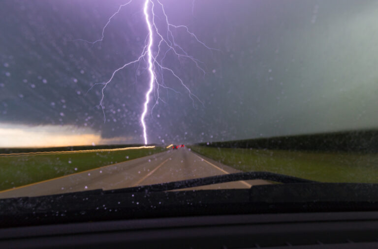 Stručnjak otkriva šta treba da radimo kada grmi, a nalazimo se napolju VIDEO