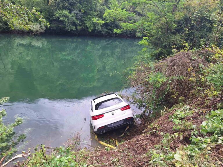 Mercedes sletio u Vrbas: Uspješna akcija vatrogasaca! FOTO