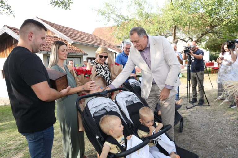 Predsjednik Srpske poklonio stan porodici banjalučkih četvorki