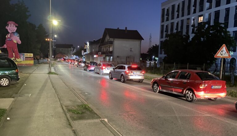 Saobraćajni kolaps prema Agrotržnom centru zbog vašara u Bijeljini FOTO