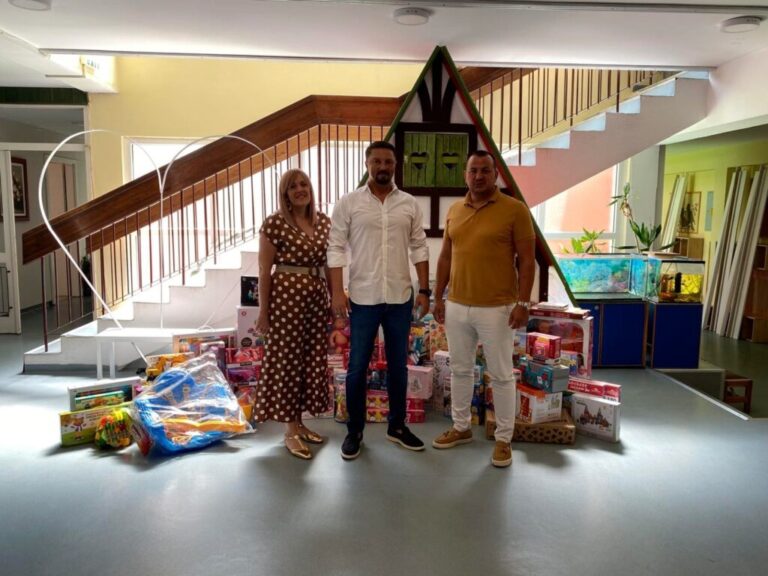 Gdje ide poslanička plata Slavena Ristića?: U igračke i radost djece „Čika Jove Zmaja“