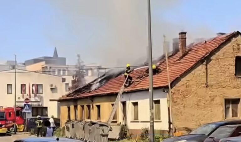 Požar u napuštenoj kući u centru Bijeljine