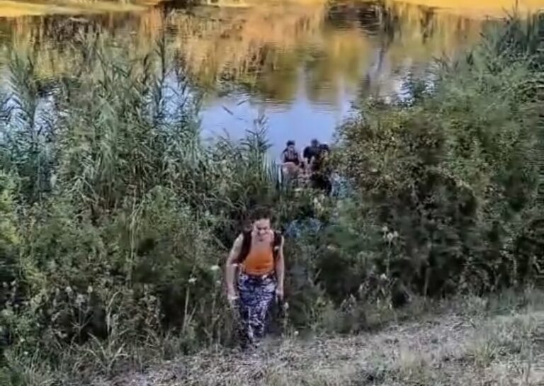 Policija blokirala ulaz u Bački Petrovac, građani ih genijalno „preveslali“